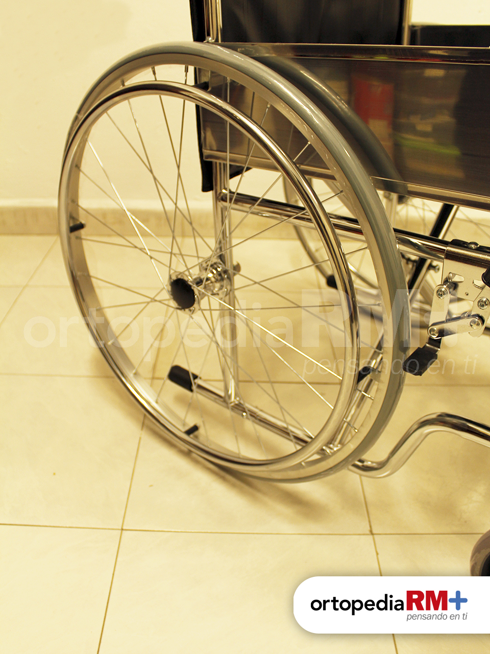 Silla de Ruedas con Llanta Sólida y Estructura Cromada - Imagen 3