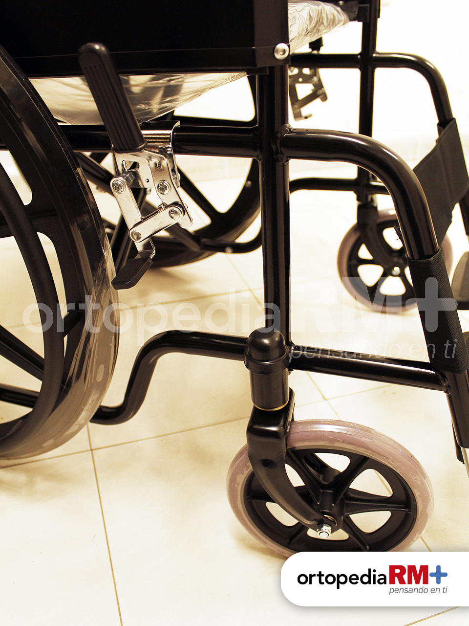 Silla de Ruedas Básica con Rines de Policarbonato - Imagen 3