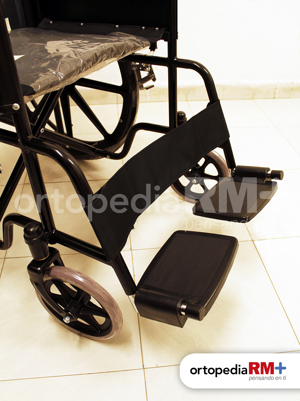 Silla de Ruedas Básica con Rines de Policarbonato - Imagen 4