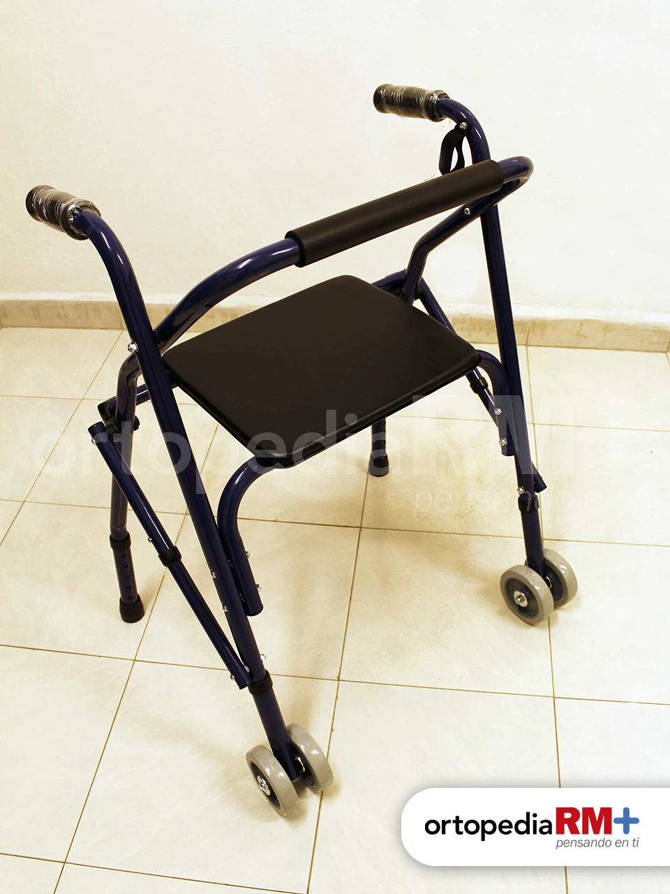 Detalle de asiento reforzado en andadera para descanso de personas con movilidad limitada.