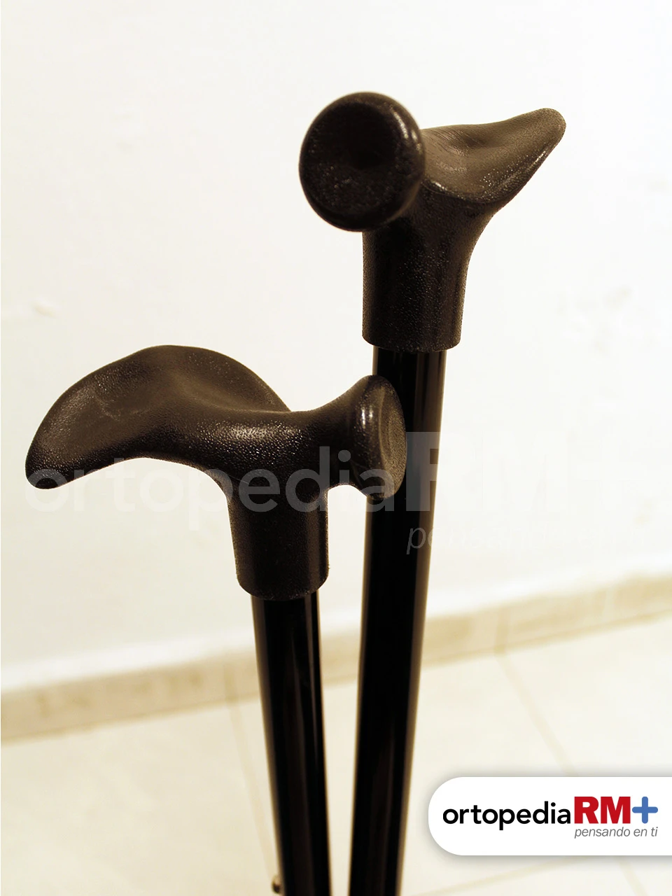 Bastón de aluminio ligero con mango ergonómico y altura ajustable.