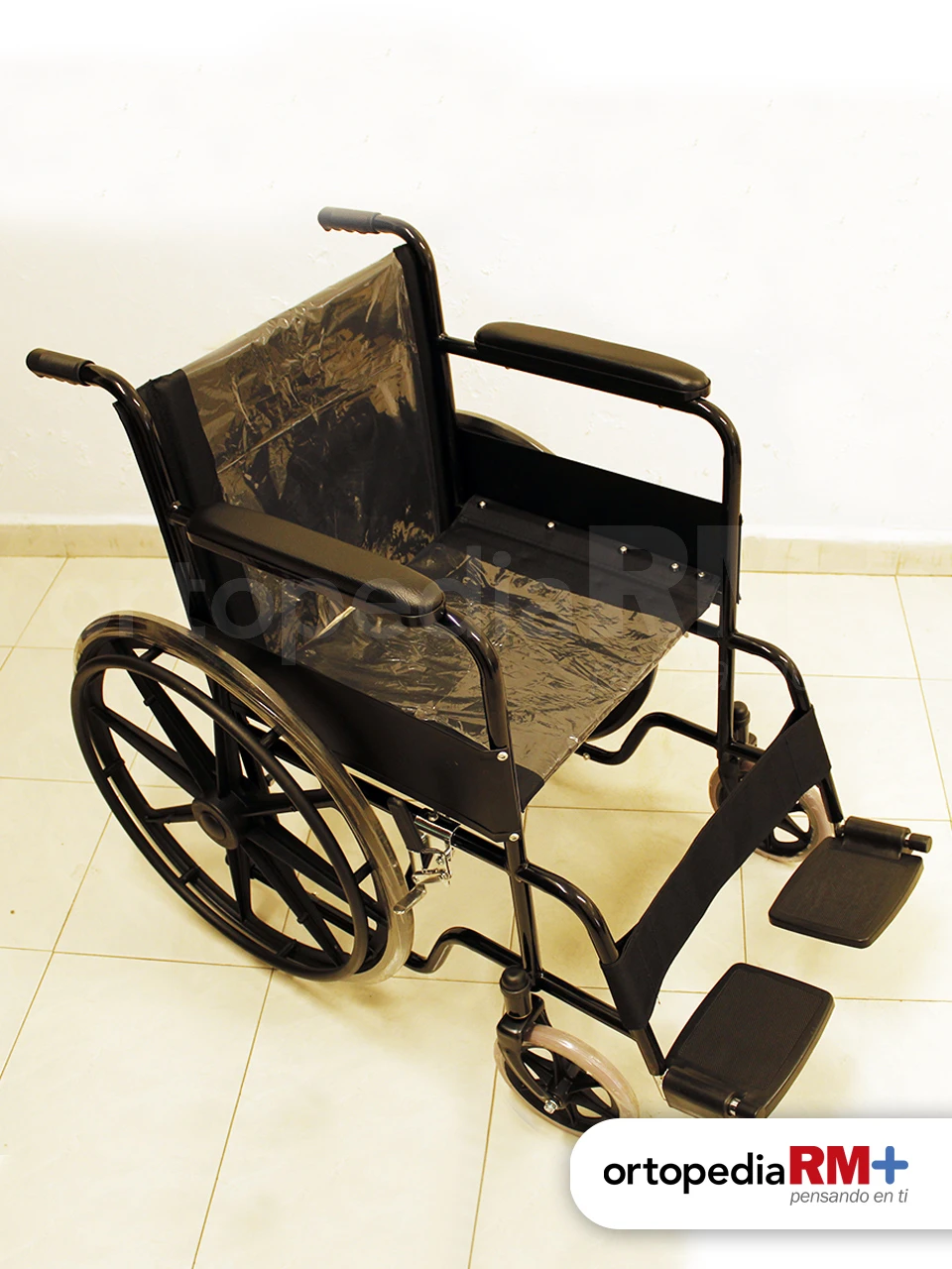 Silla de ruedas de traslado con ruedas pequeñas, estructura ligera y frenos de seguridad.