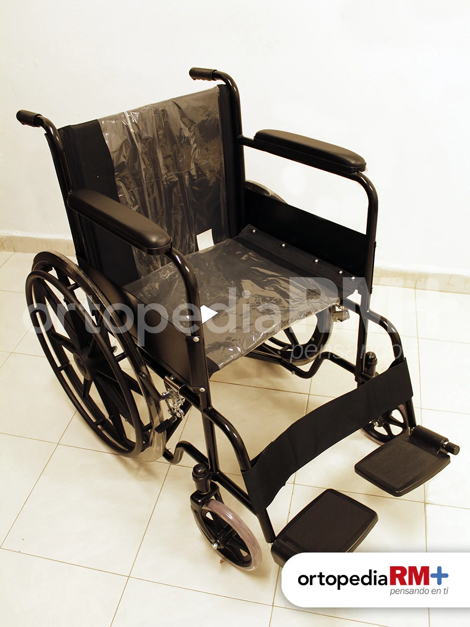 Silla de ruedas de traslado con ruedas pequeñas, estructura ligera y frenos de seguridad.