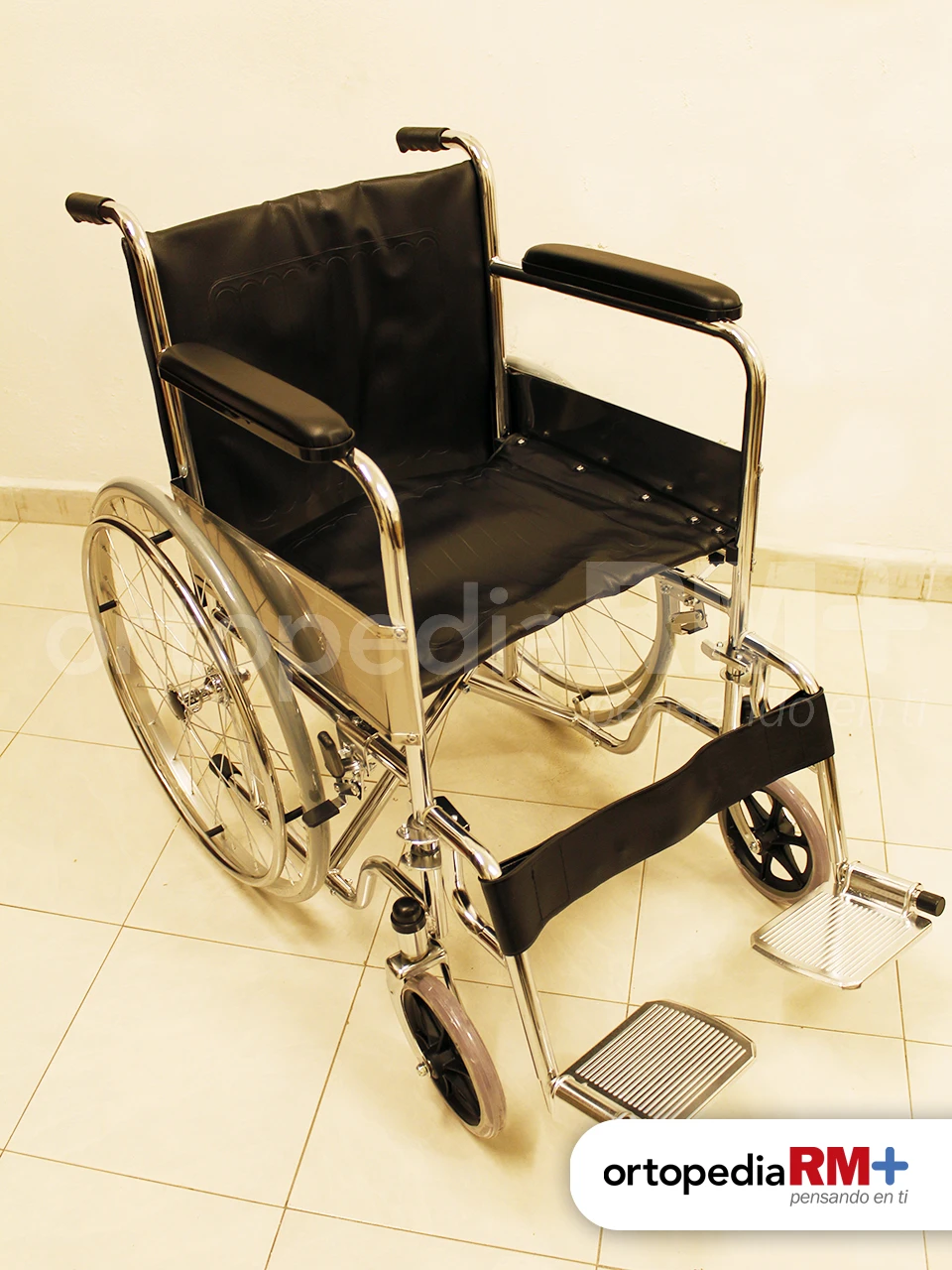 Silla de ruedas de traslado con ruedas pequeñas, estructura ligera y frenos de seguridad.