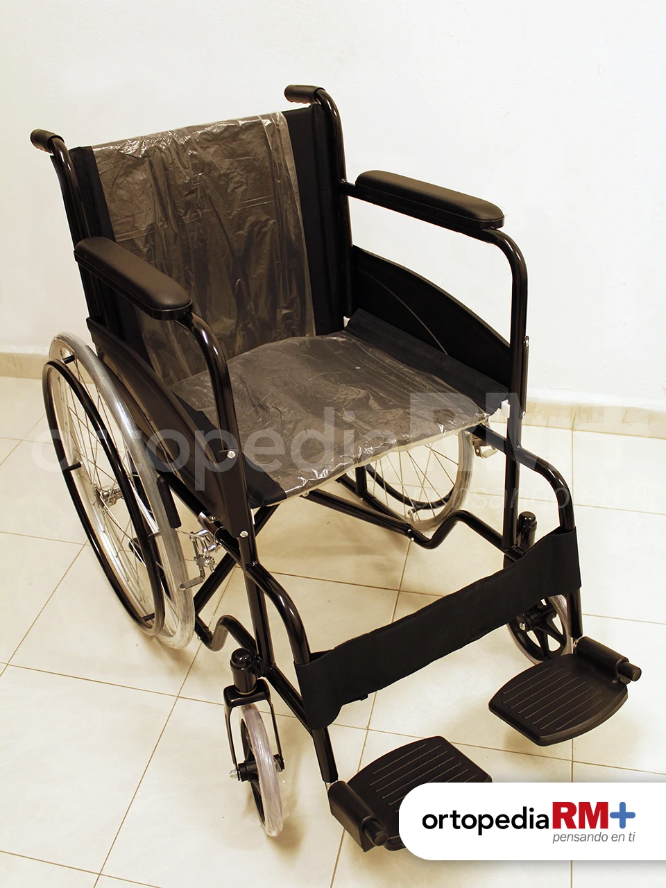 Silla de ruedas de traslado con ruedas pequeñas, estructura ligera y frenos de seguridad.