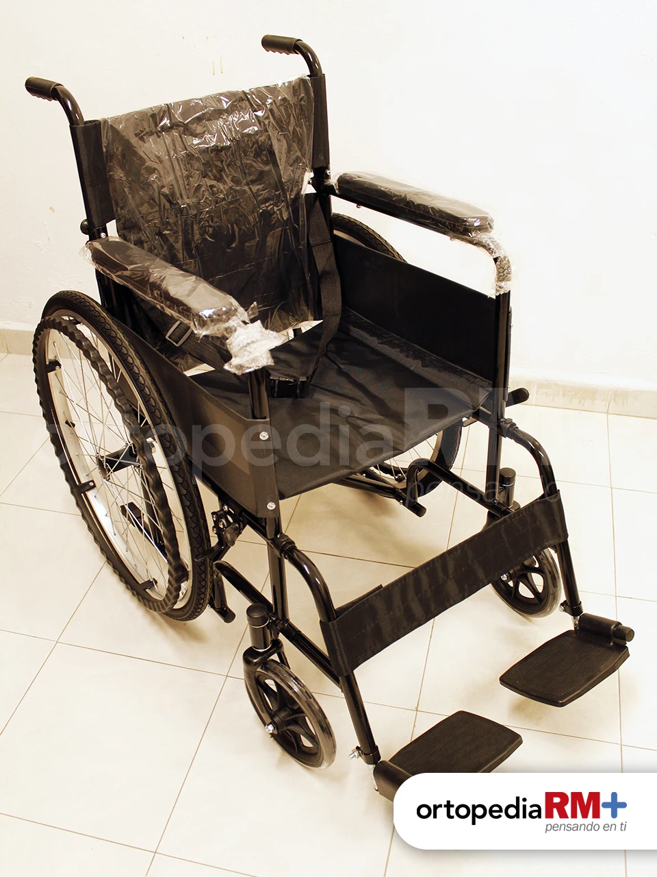 Silla de ruedas de traslado con ruedas pequeñas, estructura ligera y frenos de seguridad.